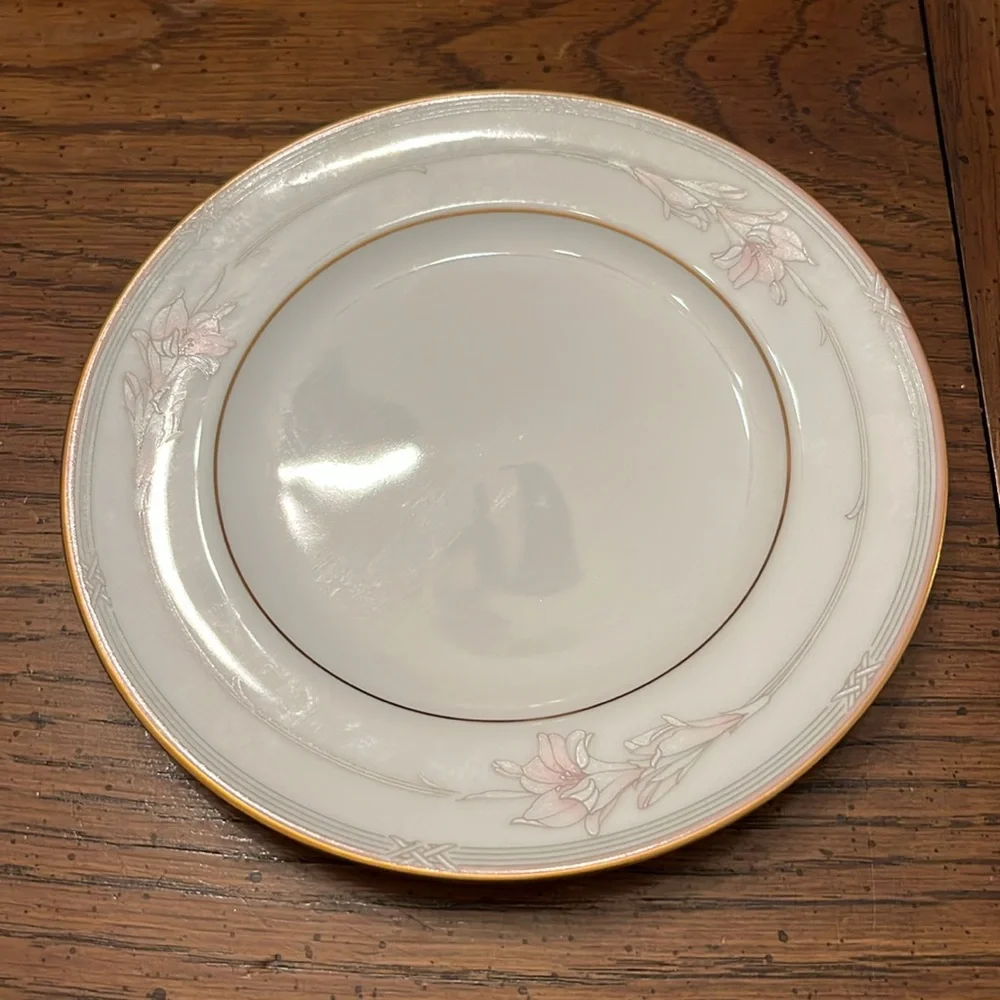 Noritake Jenna 12 five piece settings and oval vegetable‎ bowl